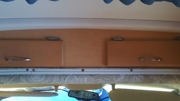 Cabinet edge at the pass through between the coach and the driving cabin